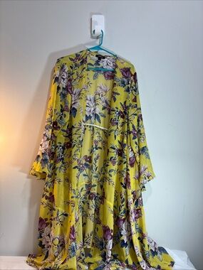Torrid Sz 2 Floral Yellow Kimono  1113